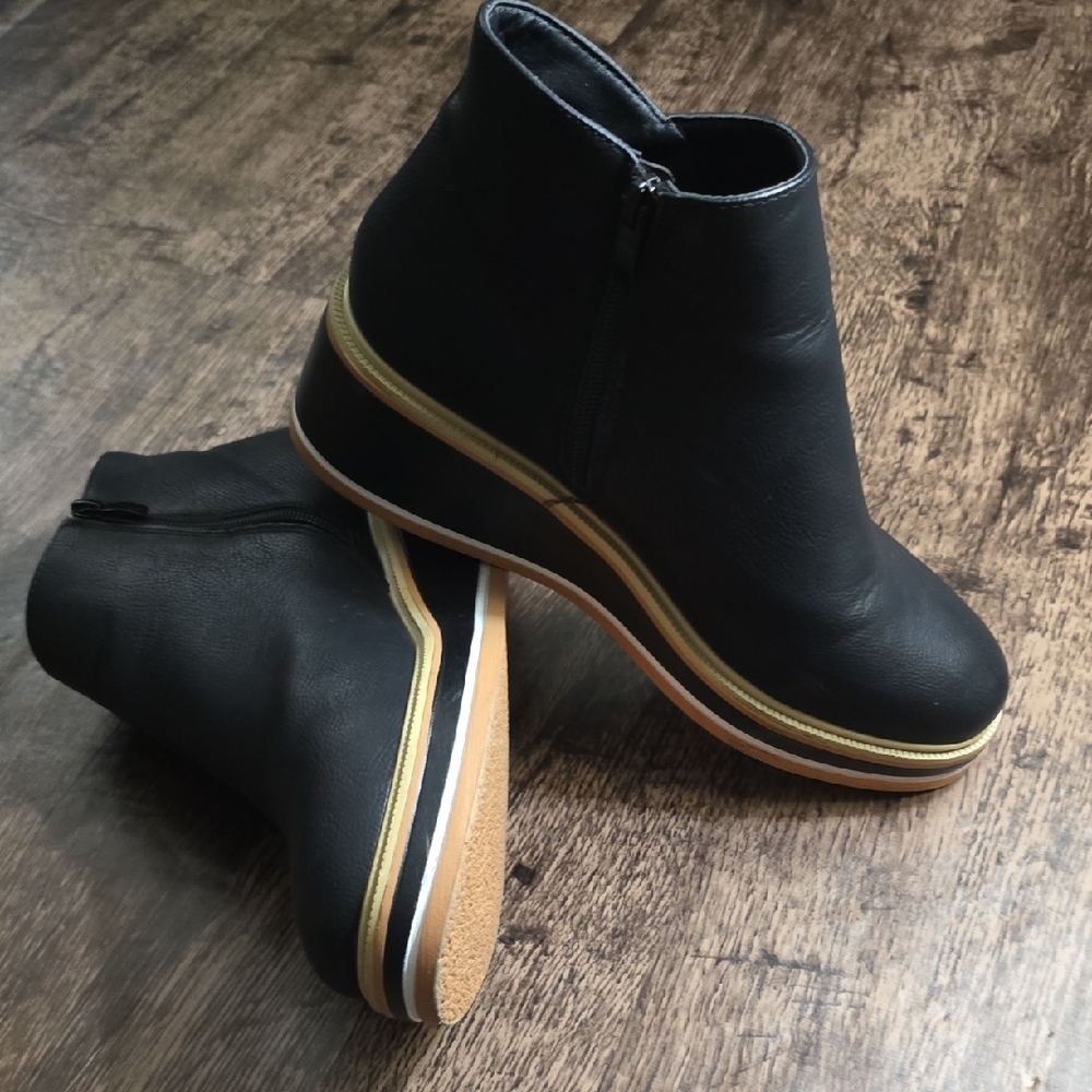 TINSTREE Black Platform Ankle Boots with Gold Trim‎ - Women Sz 9